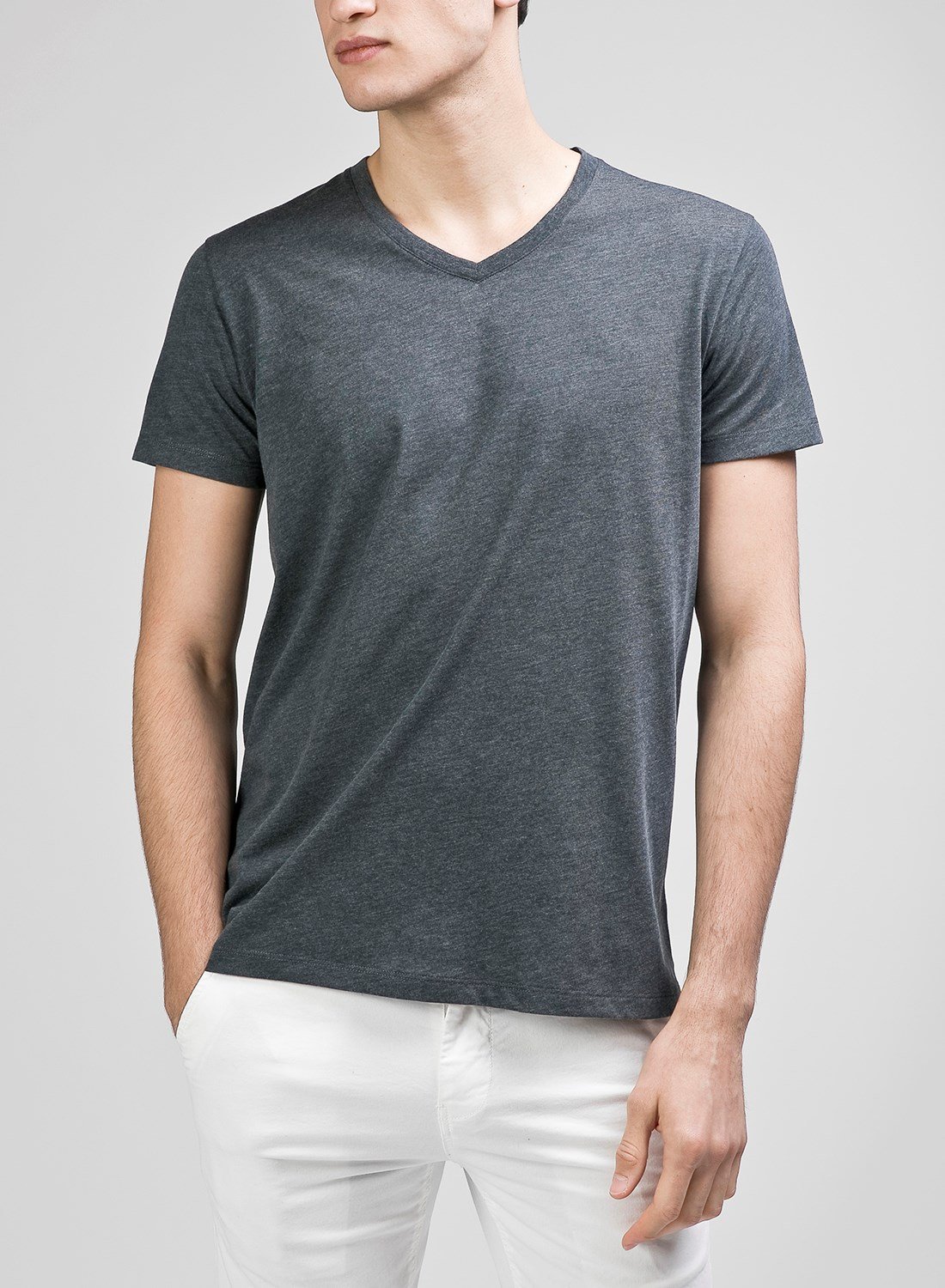 remera con cuello hombre